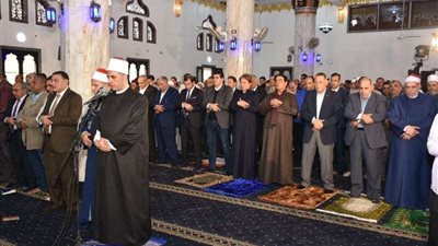 محافظ الشرقية يٌؤدي صلاة الجمعة بمسجد السناجرة الكبير بقرية السناجرة