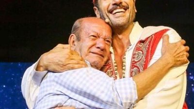 لطفي لبيب يبكي وأحمد عز يُقبل يده (فيديو)