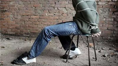 التحقيق مع 3 متهمين باختطاف شخص وإجباره على توقيع إيصالات أمانة لهذا السبب