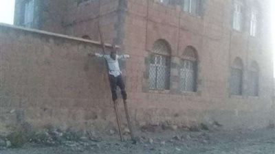 شاهد.. تنظيم القاعدة يعدم ويصلب طبيبًا يمنيًا بتهمة التجسس (صور)