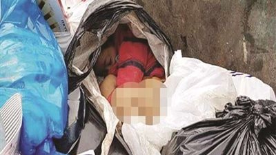 «نباح الكلاب» سر العثور على جثة طفل داخل كيس بلاستيك بصندوق قمامة بالمرج