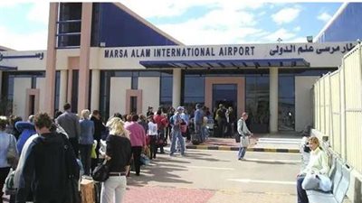 مطار مرسى علم يستقبل 12 ألف سائح قادمين في 76 رحلة أوروبية