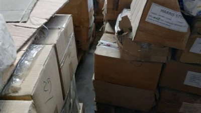 إدارة تموين العامرية تضبط مصنع أدوات صناعية خامات مجهولة المصدر