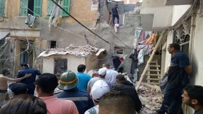 محافظ الإسكندرية يتفقد موقع العقارين المنهارين