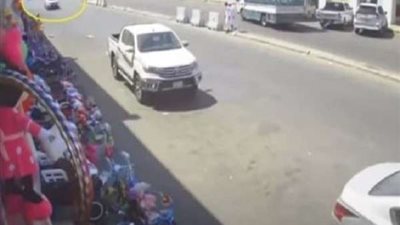 بالفيديو.. لص يسرق سيارة نهارًا ورد فعل صاحبها