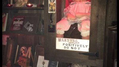 فيديو وصورة..شاهد|| انعكاس الدمية أنابيل في الزجاج يثير الرعب من جديد