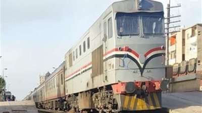 إصابة شاب ببتر ساقيه إثر سقوطه من القطار بقنا