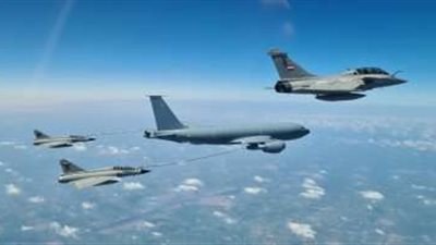 فريق الألعاب الجوي البريطاني ونظيره المصري ينفذان العرض الجوي