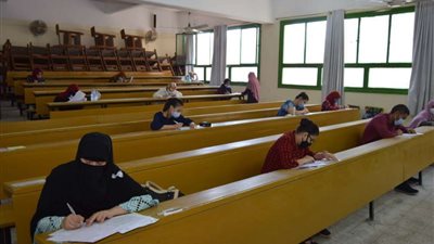 ١١٦ طالب يؤدون امتحانات دبلوم الميكروبيولوجيا التطبيقية والكيمياء التحليلية بعلوم سوهاج