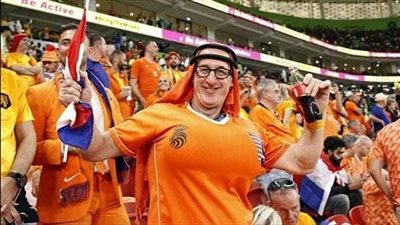 صورة أثارت الجدل.. قصة مشجع هولندا صاحب الثديين