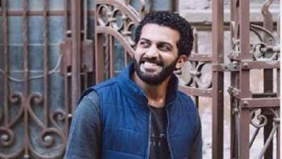 فنان شاب شهير يتعرض لوعكة صحية شديدة ويُعاتب الكثيرين.. شاهد ماذا قال؟