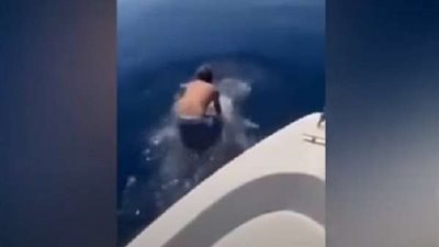 سعودي يسبح ممتطيا ظهر حوت ضخم.. فيديو