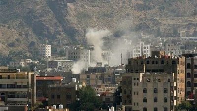 قناص يستهدف طفلة يمنية.. وطفل ينجح في إنقاذها.. شاهد