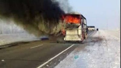 حريق هائل يلتهم حافلة بـ شارع الخيل بالإمارات.. فيديو