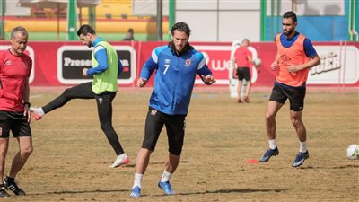 لاعب الأهلي السابق: 