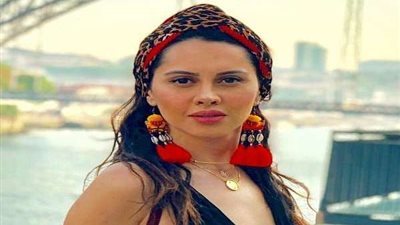 ياسمين رئيس تستعرض جمالها بملابس جريئة على البحر (فيديو)