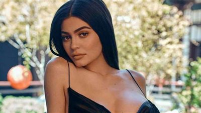 بصورة مثيرة.. كايلي جينر تحتفل بعيد ميلادها