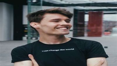 قصته ألهمت العديدين|| بالفيديو.. يوتيوبر بريطاني شهير يعلن إسلامه وينطق الشهادتين