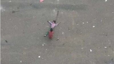 مشهد هز القلوب.. طفل يجر شقيقته الغارقة في دمائها (صور)