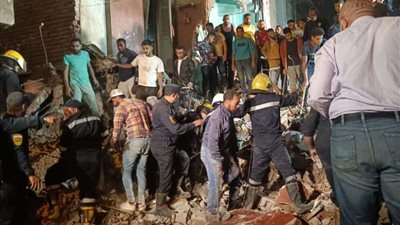 انهيار منزل بجوار مزلقان مطار إمبابة وجار عمليات البحث تحت الأنقاض