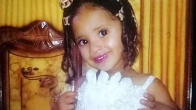 بعد مقتلها دُفن معها بالقبر.. وفاة جد طفلة قتلت بسبب صادم في قنا