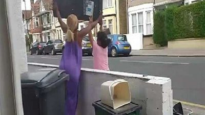 إهانة كبيرة.. امرأة سمراء تقذف أخرى بصناديق القمامة