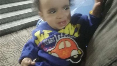 ترتدي عباءة سوداء.. سيدة مجهولة الهوية تلقي طفل أمام مستشفى في قنا