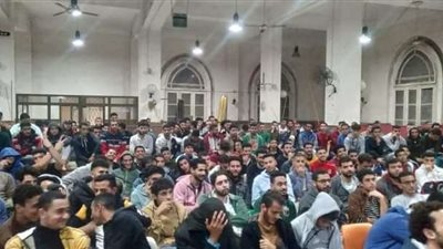 طلاب جامعة القاهرة يشاهدون مباريات كأس العالم بالمدينة الجامعية