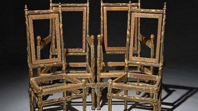 صنعت لـ تأثيث حجرة نوم.. أربعة كراسي خشبية مكسورة تباع بـ مليون دولار
