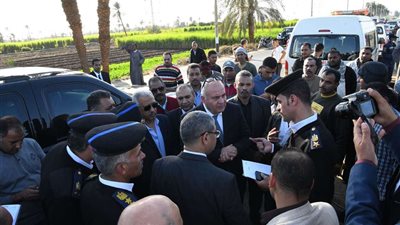 محافظ قنا ومدير الأمن ينتقلان لموقع حادث انقلاب أتوبيس مدرسي بطريق الأربعين في نجع حمادي
