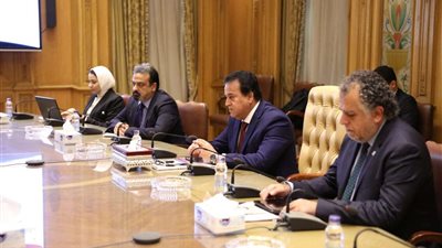 وزيرا الصحة والإنتاج الحربي يبحثان التعاون في مجال تجهيز سيارات الإسعاف