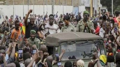 بعد الانقلاب.. تحذيرات دولية ومطالبات بإطلاق سراح الرئيس المالي