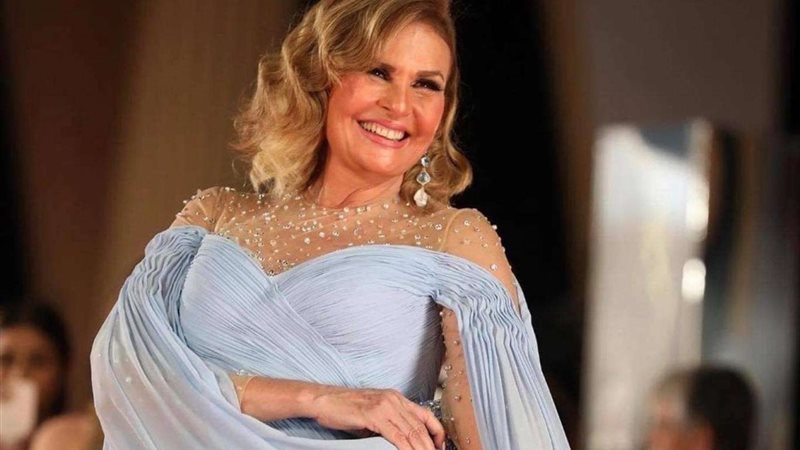 الفنانة يسرا