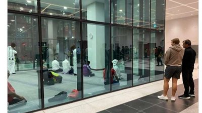 شاهد الأجانب يراقبون المسلمين بالمساجد من خلف النوافذ إعجابا بالصلاة