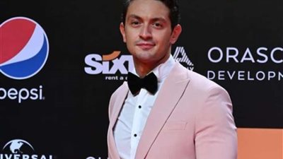 عُدت إلى منضدة الاستقبال شاحب الوجه.. يوسف عثمان يشارك صورة له من الغرفة 207 | شاهد