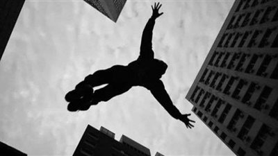 لمروره بمرض.. شاب يُنهي حياته قفزًا من الطابق الثامن بالطالبية