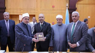 جامعة الأزهر تتسلم درع التصنيف الدولي للجامعات الخضراء الصديقة للبيئة