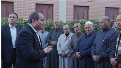 الرئيس لمجموعة من المزارعين : ربنا يعينكم أصحاب الأيدي الشقيانة