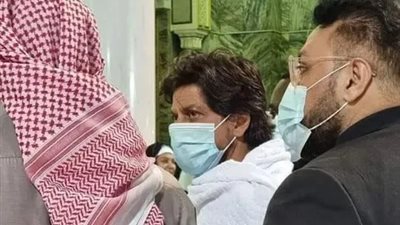 ‏نجم بوليوود شاروخان يؤدى مناسك الحج بالسعودية .. صورة