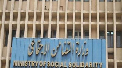 تركتهم الأم.. أب يربي أبنائه الـ4 من ذوي الاحتياجات الخاصة.. والتضامن: لن نتخلى عنهم