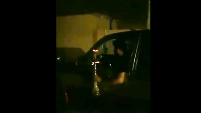 ممسكا بها بيده اليسرى.. القبض على صاحب فيديو تدخين الشيشة خلال القيادة