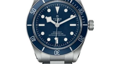 اللون الأزرق الداكن.. أحدث الساعات العصرية المائية