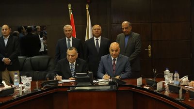 وزيرا  النقل وقطاع الأعمال يشهدان عقد تصنيع وشراء 100 حافلة كهرباء إنتاج محلي