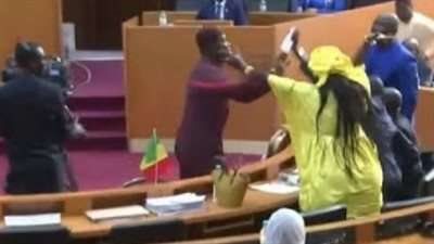 نائبة تضرب زميلتها.. مشاجرة داخل البرلمان السنغالي تتسبب في موجة من الغضب والصراخ