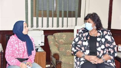 وزيرة الثقافة تستقبل الطالبة هبة بائعة التين وتقرر تبنيها ودعمها بمنحة مجانية