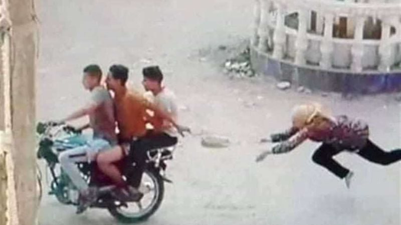 سحل فتاة أرشيفية