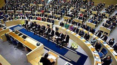 معركة ساخنة بالكراسي داخل البرلمان السنغالي.. شاهد