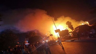 نشوب حريق ضخم أمام حديقة الفسطاط