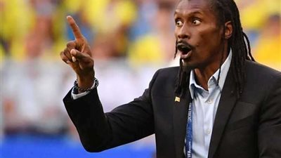 ريجيس بوجاير المدرب المساعد لمنتخب السنغال يقود المؤتمر الصحفي