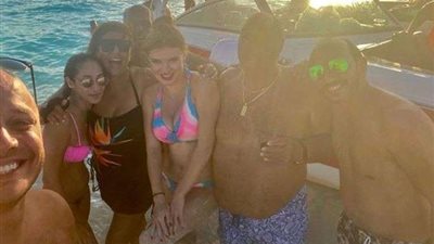 بصورة على البلاج.. هالة صدقى تواجه أزمة الـ DNA